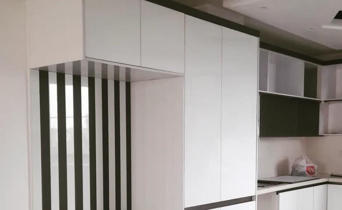 اجرای کابینت آشپزخانه با هایگلاس سفید و طوسی براق